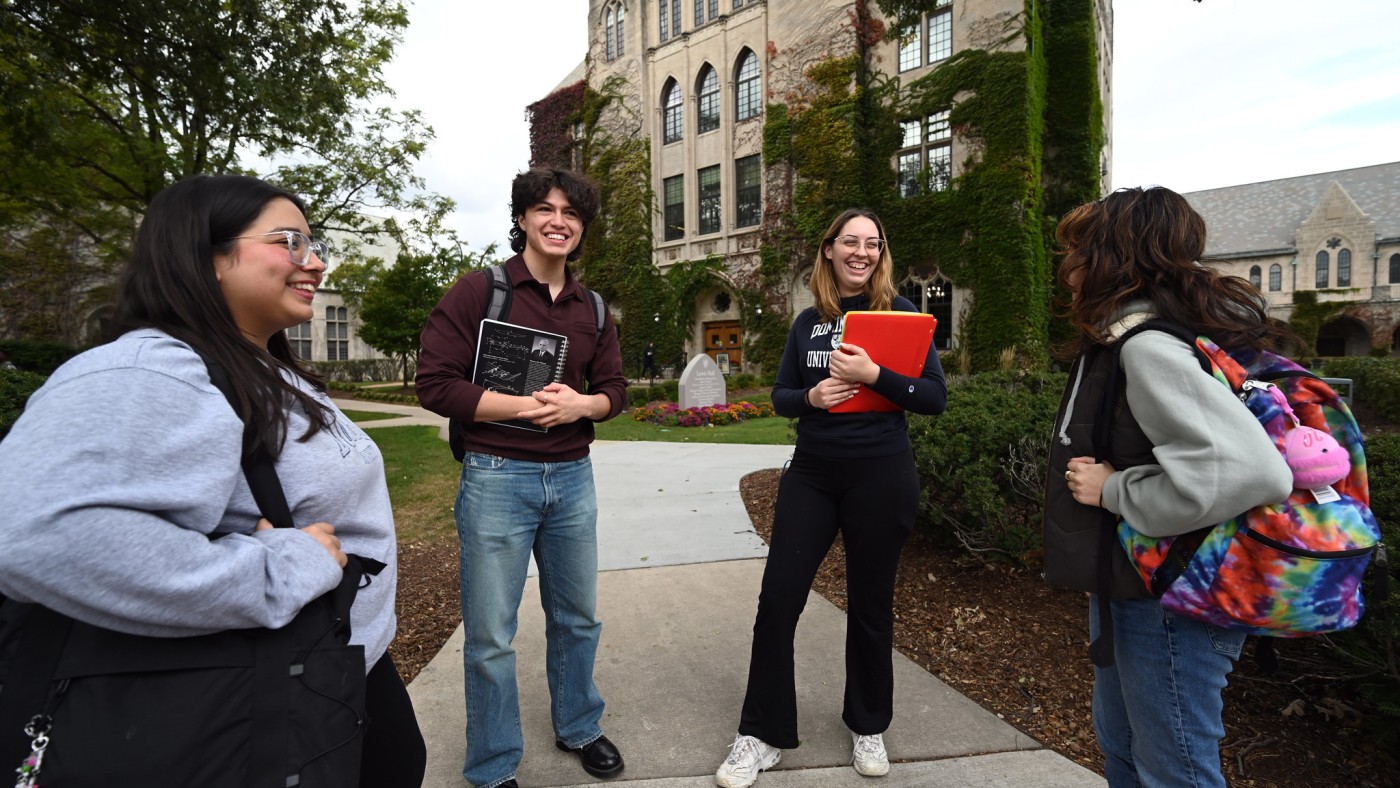 Students outside on campuis