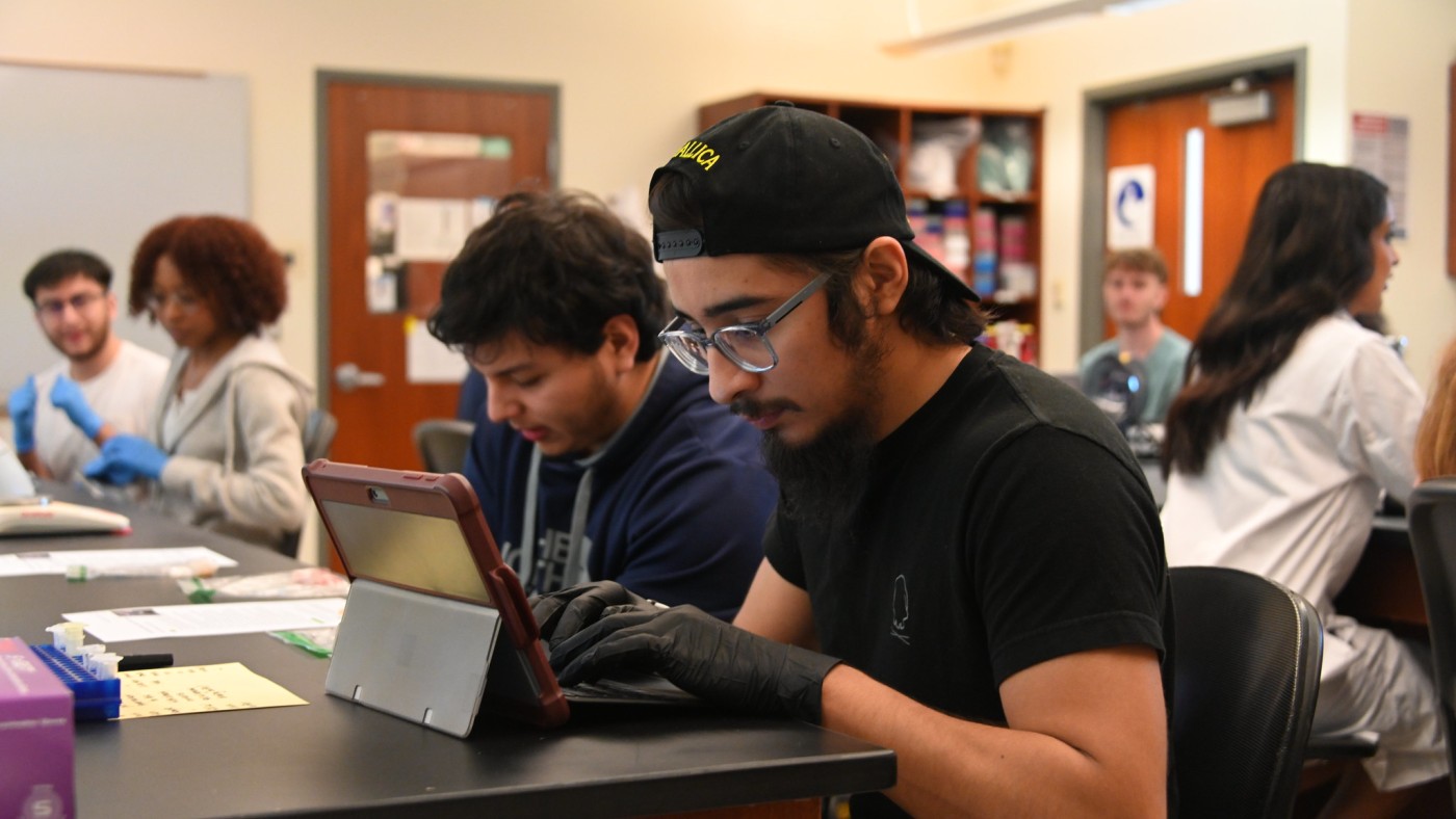 Students in FishDNA lab