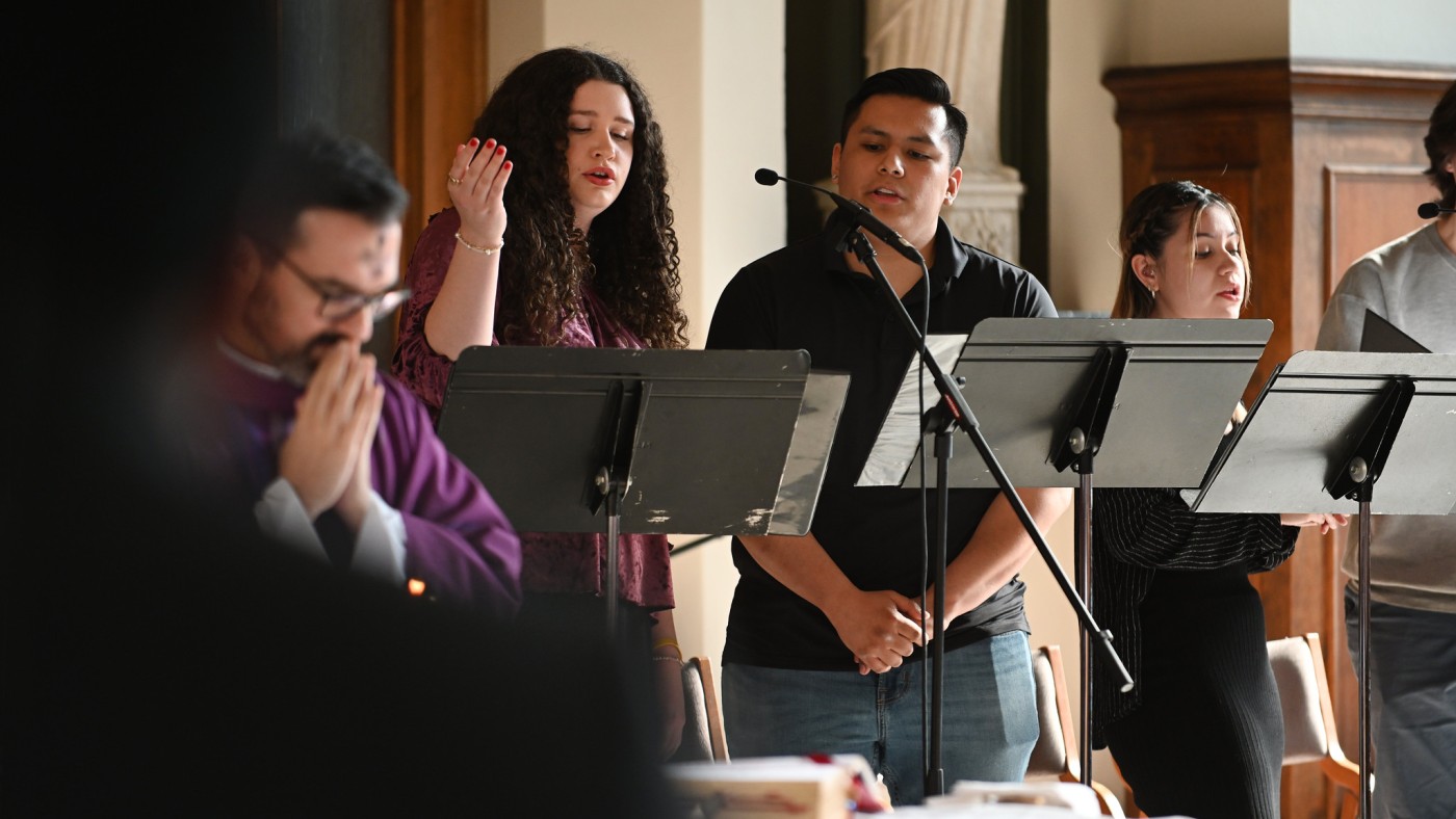 Students singing uing music stands
